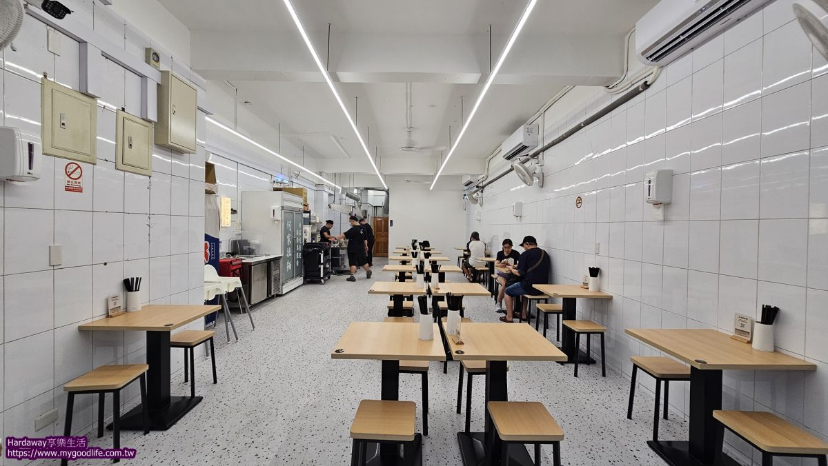 何家拉麵中和新生店用餐區