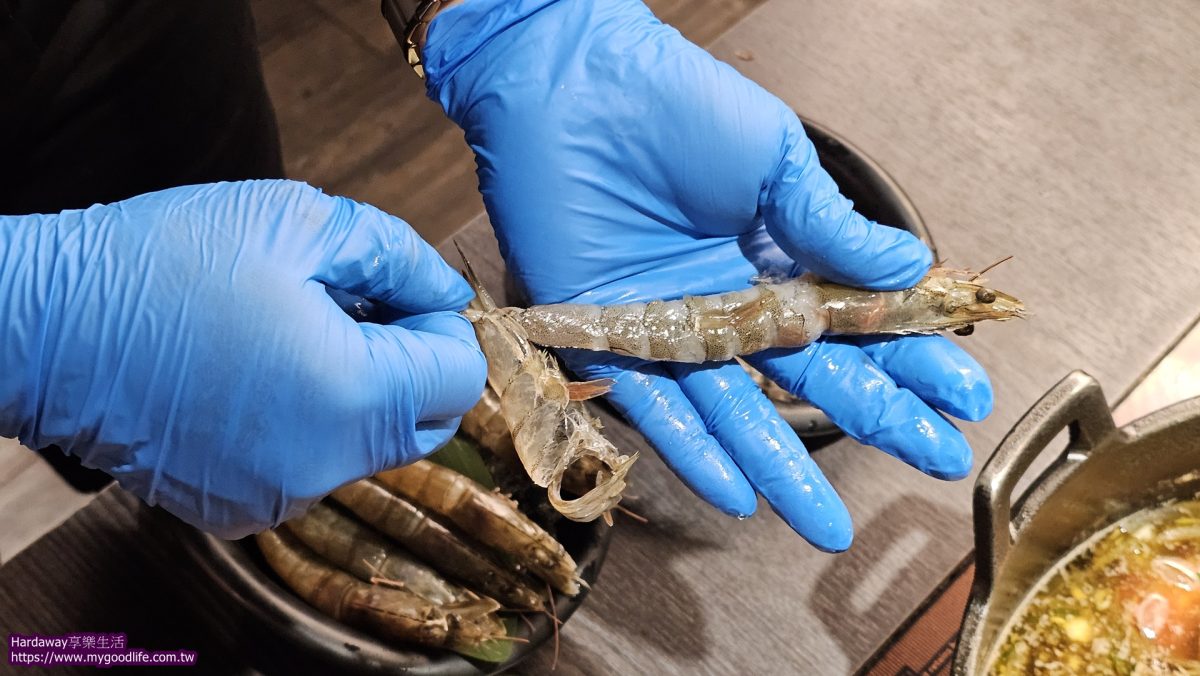 肉多多火鍋免費剝蝦服務