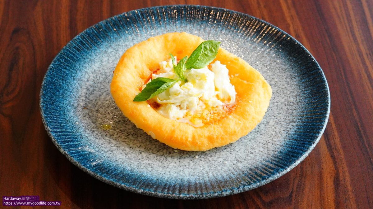 豔陽下義大利小餐館拿坡里炸披薩