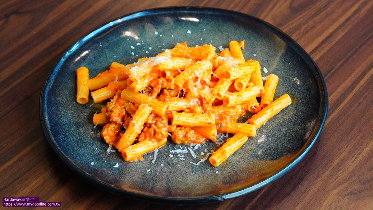 豔陽下義大利小餐館南義風辣味香腸水管麵